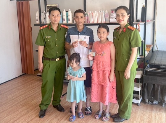 Công an quận Hồng Bàng tiếp nhận 328 hồ sơ trong tuần đầu thực hiện Luật Căn cước